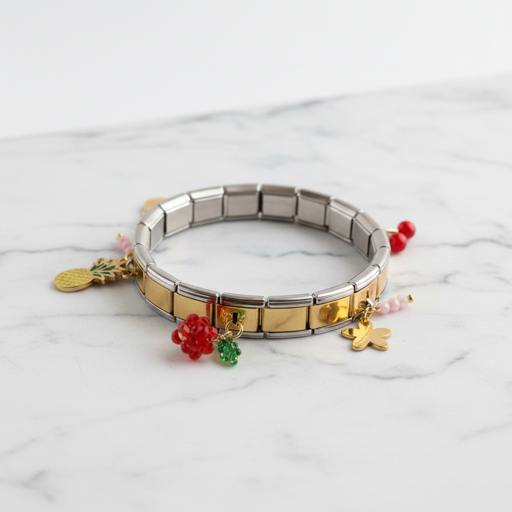 Two-tone Tropical Charm Bracelet σε λευκό φόντο