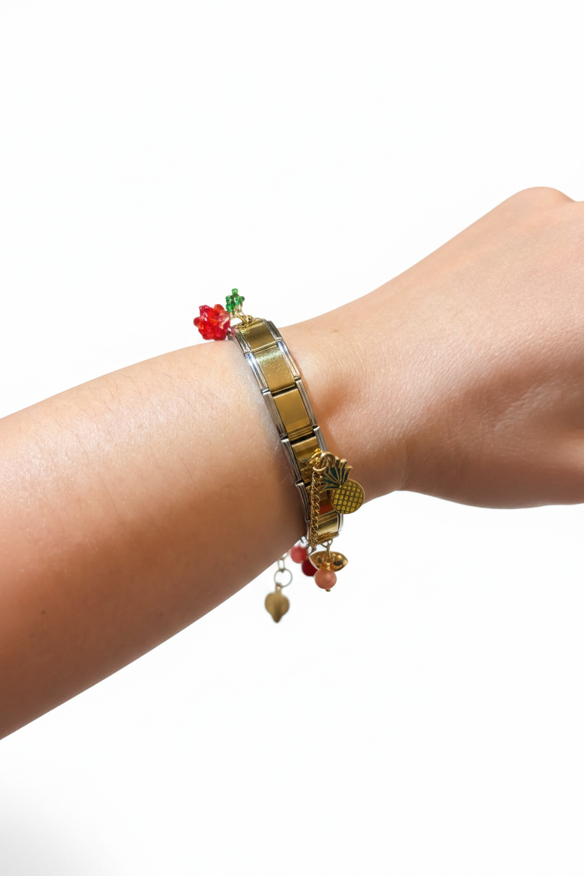 Two-tone Tropical Charm Bracelet φορεμένο στον καρπό