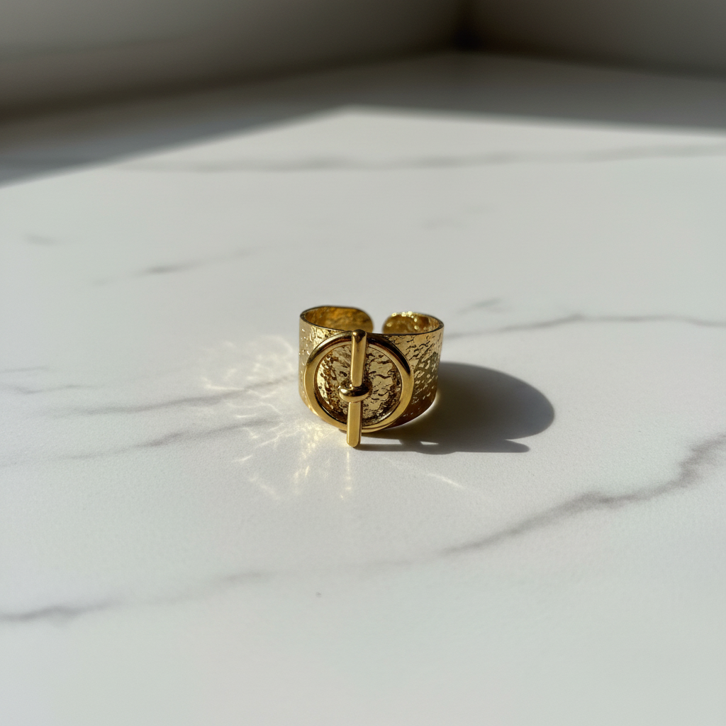 Ατσάλινο δαχτυλίδι gold medallion σε λευκό μάρμαρο