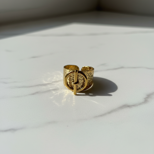 Ατσάλινο δαχτυλίδι gold medallion σε λευκό μάρμαρο