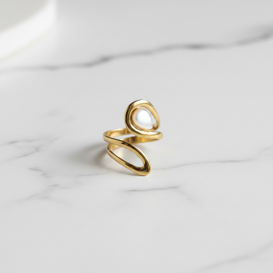 Ατσάλινο δαχτυλίδι gold pearl drop σε λευκό μάρμαρο